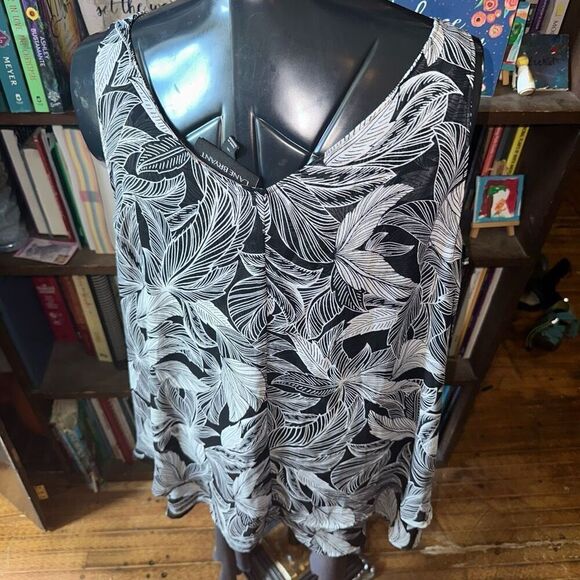 Lane Bryant black & white Parisian 16 flowy palm v-neck top - Picture 2 of 3